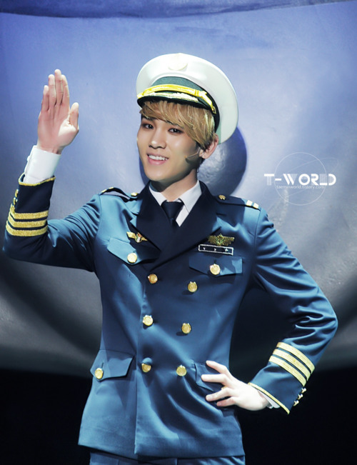 كي في مسرحيه catch me if you can ..!! Tumblr_m27a7uoRxq1r1ac52