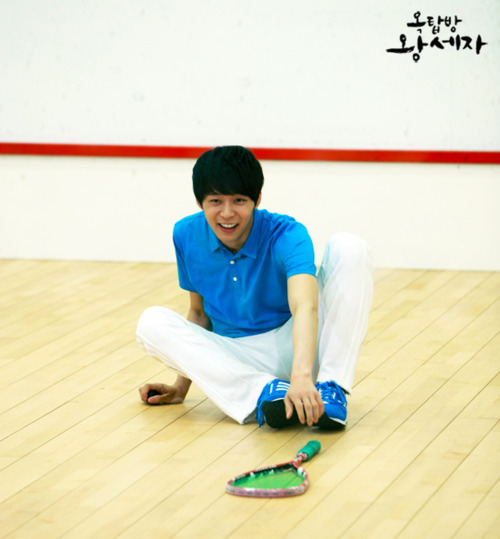 [PIC] [28042012] Yoochun cute  — Hoàng tử gác mái ( making) Tumblr_m35wj60BIN1qc2d9c