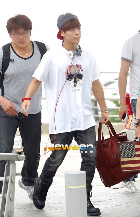 120608 Jonghyun @ Incheon Airport Tumblr_m5a4r1Cza51qd0fz8