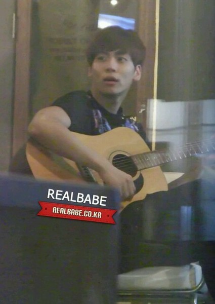 120607 Jonghyun @ Emok Cafe Tumblr_m5ijeqdPUz1r42vy8