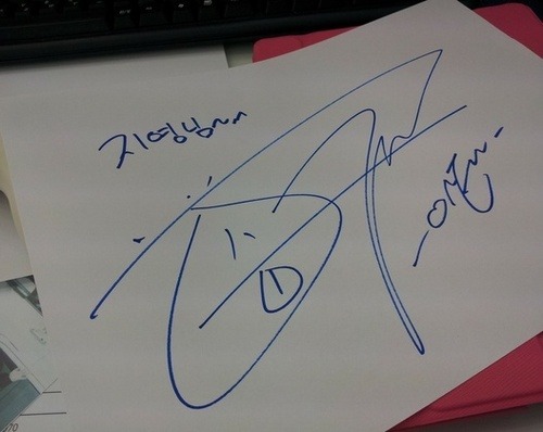 120614 La  firma de Onew para el handphone shop que visitó  Tumblr_m5nyaut2pD1qcl8qx