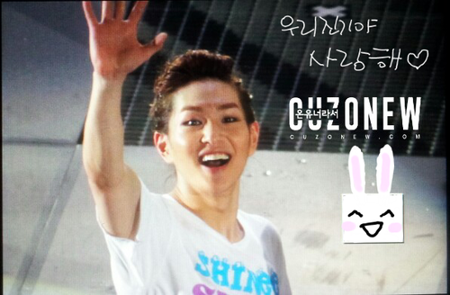 120701 Onew @ Japan Arena Tour Hiroshima (día 2) Tumblr_m6hcvvNMpF1qcl8qx