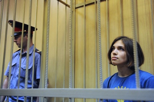pussy - Pussy Riot. Grupo femenino punk ruso encarcelado. Tumblr_m7au7ezXWL1r9g6r6