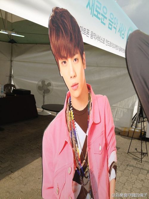 [IMG/190712] Official Goods SHINee World II en Seúl Tumblr_m7i0iwpQBW1qd0fz8