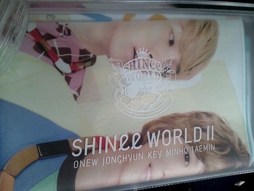 [IMG/190712] Official Goods SHINee World II en Seúl Tumblr_m7i138zzCd1qd0fz8