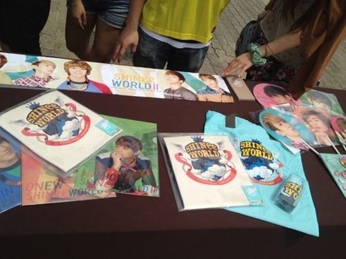 [IMG/190712] Official Goods SHINee World II en Seúl Tumblr_m7i18h2AM71qd0fz8