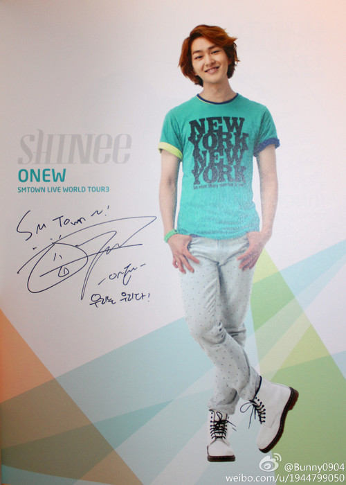 [IMG/070812] -Scans- Mercadería oficial de SHINee en el 'SMTown in Tokyo' Tumblr_m8dxzvX8lf1r5ee0s