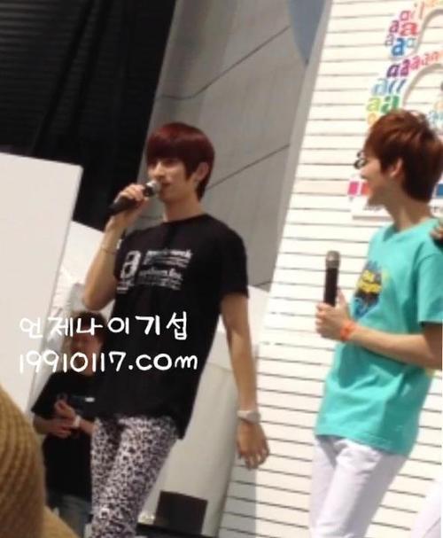 KiSeop et Kevin @ A-Nation Tumblr_m8k6iieSmE1rnf4ly