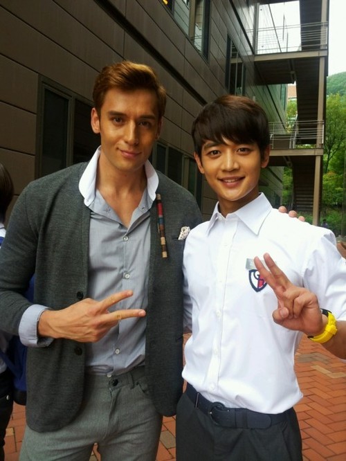 [INFO/170812] El actor Jilien Kang se tomó una foto con Minho en las grabaciones de 'TTBY' Tumblr_m8w9wiqmLZ1qcl8qx