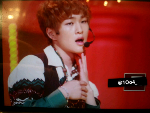 121011 Onew @ ABU Radio Song Festival Tumblr_mbqgnfqhNW1qcl8qx