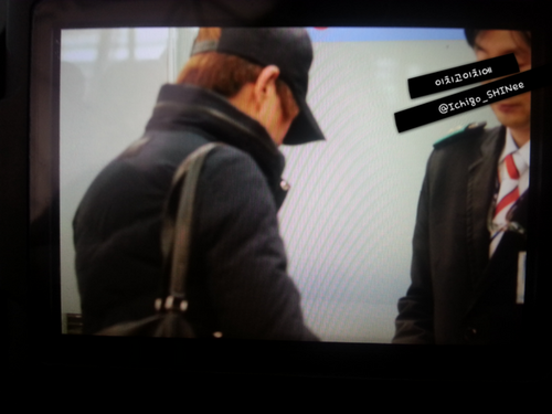 121207 Onew @ Icheon Airport yendo a Singapur Tumblr_mengendNbS1qcl8qx