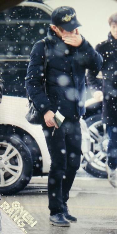 121207 Onew @ Icheon Airport yendo a Singapur Tumblr_mengntuY3M1qcl8qx