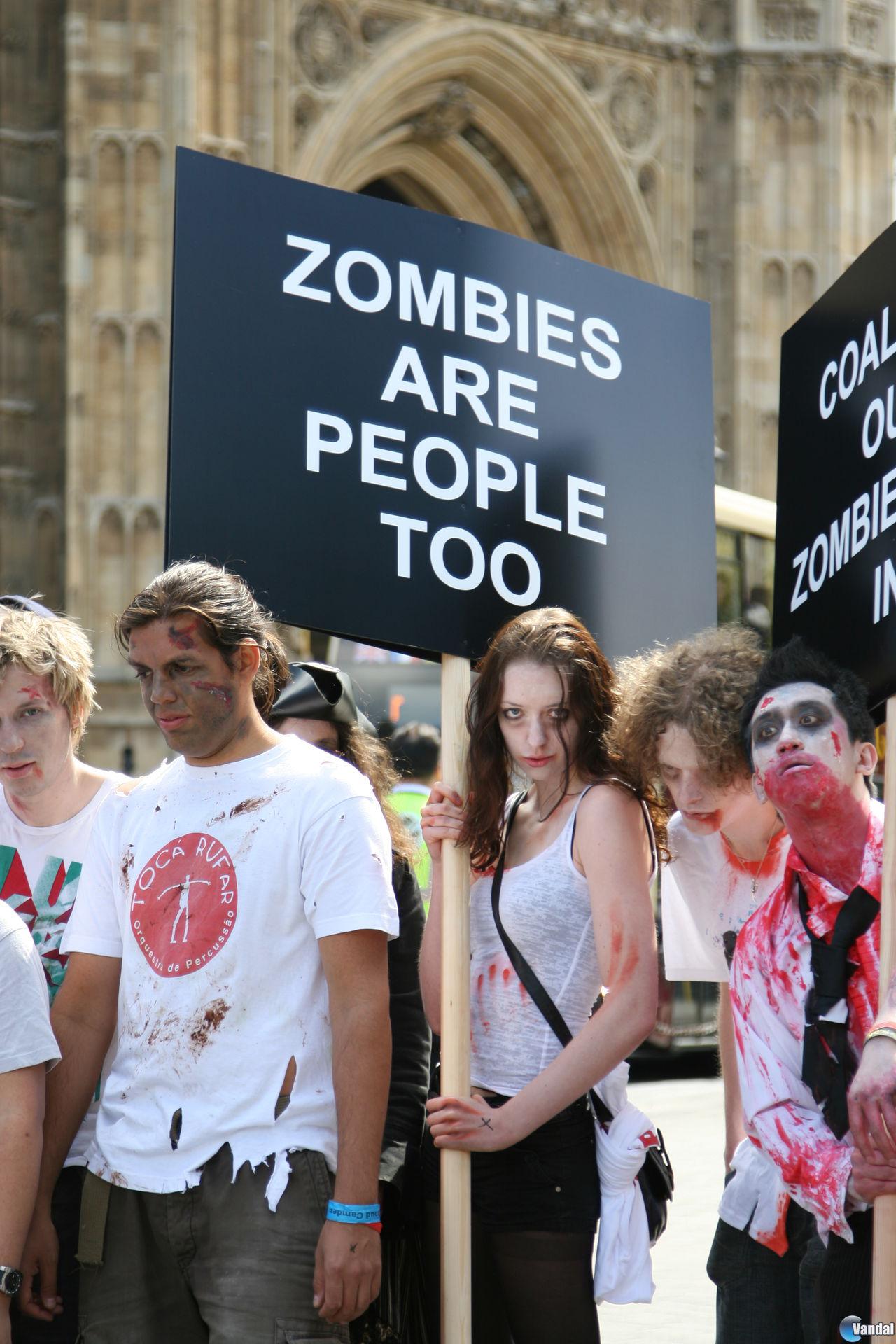 Capcom organiza una manifestación "zombie" a las puertas del Parlamento Británico 2010831131048_12