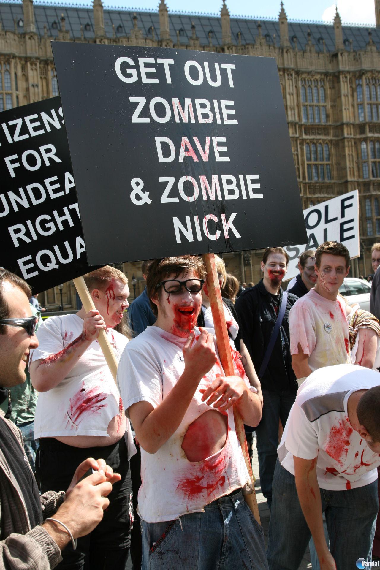 Capcom organiza una manifestación "zombie" a las puertas del Parlamento Británico 2010831131048_14