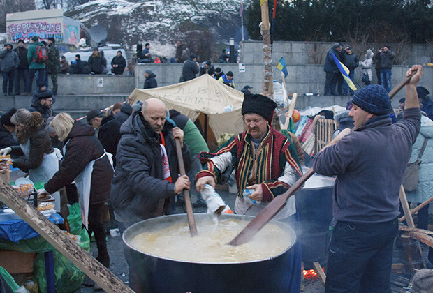 Visite de Vladimir Illich Sokolov aux manifestants de Dzerjinsk Kiev-Portests-Barricades-Kitchen_01831487533