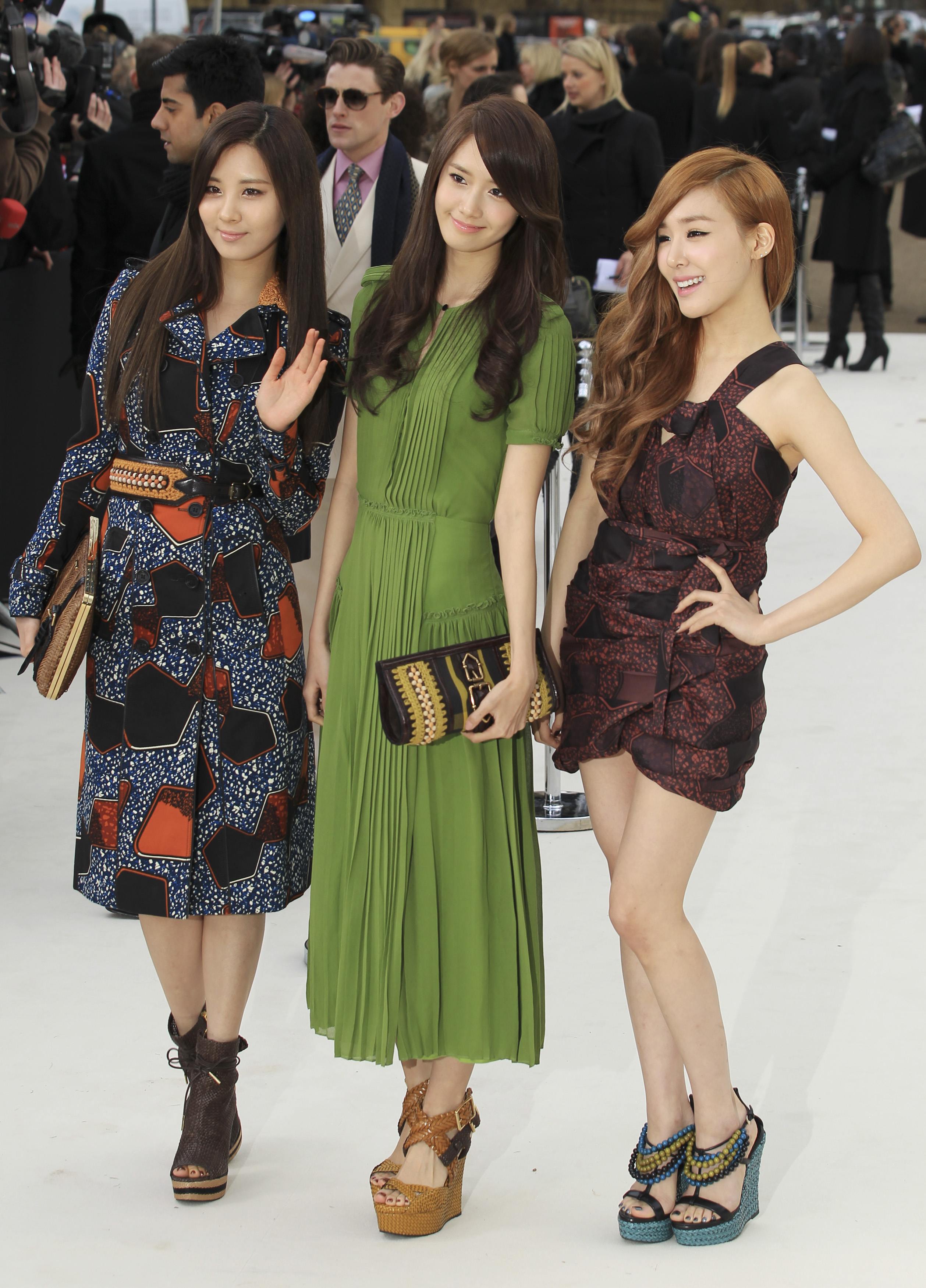 [19-02-2012][OFFICIAL] Yoona & Seohyun & Tiffany || 2012 F/W Burberry Prorsum Women's Collection Fashion Show 2012-02-20T185128Z_1231721053_LM1E82K1GBS01_RTRMADP_3_BRITAIN