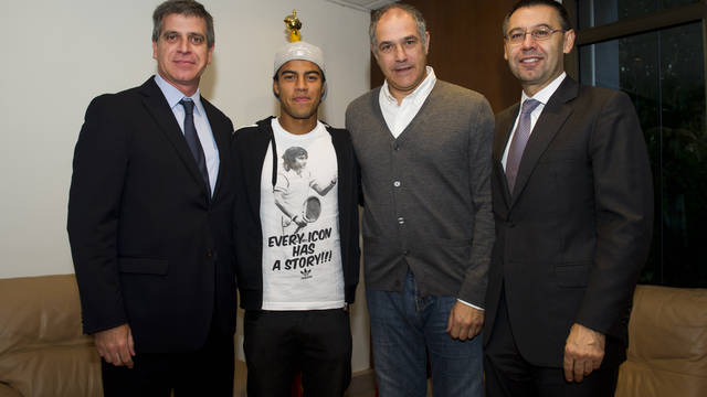 صور توقيع اللاعب رافينيا مع برشلونه  2011-11-21_FIRMA_RENOVACION_CONTRATO_RAFA_ALCANTARA_008.v1321869916