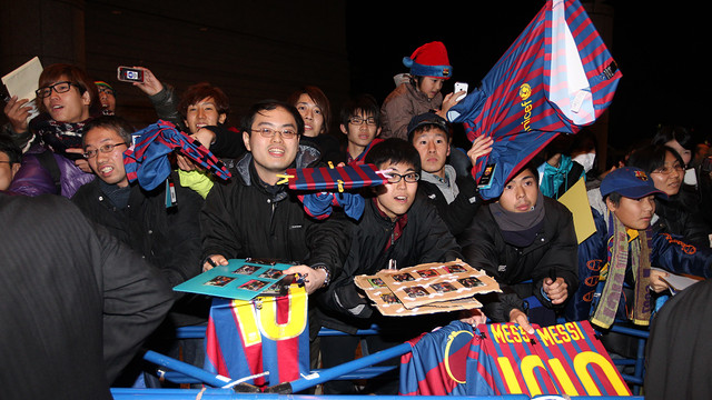 صور وصول بعثة برشلونة إلى اليابان 2011-12-10_PARTIDO_62.v1323620128