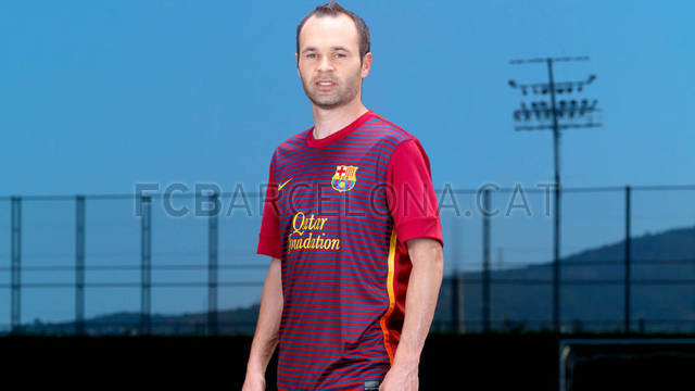 بالصور | لاعبو الفريق بالقميص الجديد Iniesta_Train.v1337767463