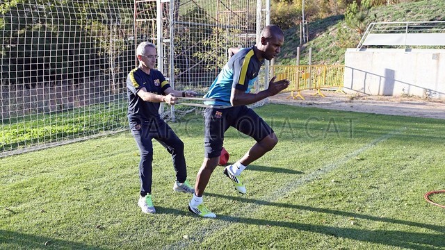  بالصور| أبيدال يداعب الكرة والعودة قريباً 2012-10-09_ABIDAL_ENTRENO_20-Optimized.v1349805797