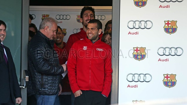 صور لـ لاعبي برشلونة لحظة إستلامهم لسيارات "أودي" .  2013-12-03_AUDI_70-Optimized.v1386087933