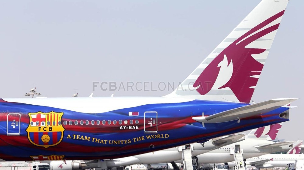 صور: طائرة الخطوط الجوية القطرية Boeing 777 بـ شعار وألوان البارسا  CX3U6631-Optimized.v1392892406