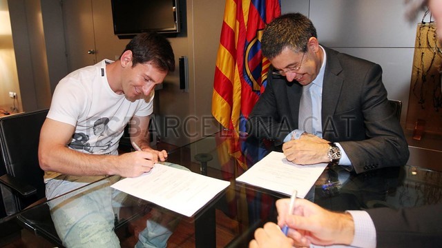 صور : تجديد ليونيل ميسي لعقده مع برشلونة  2014-05-19_FIRMA_MESSI_11_02-Optimized.v1400512655