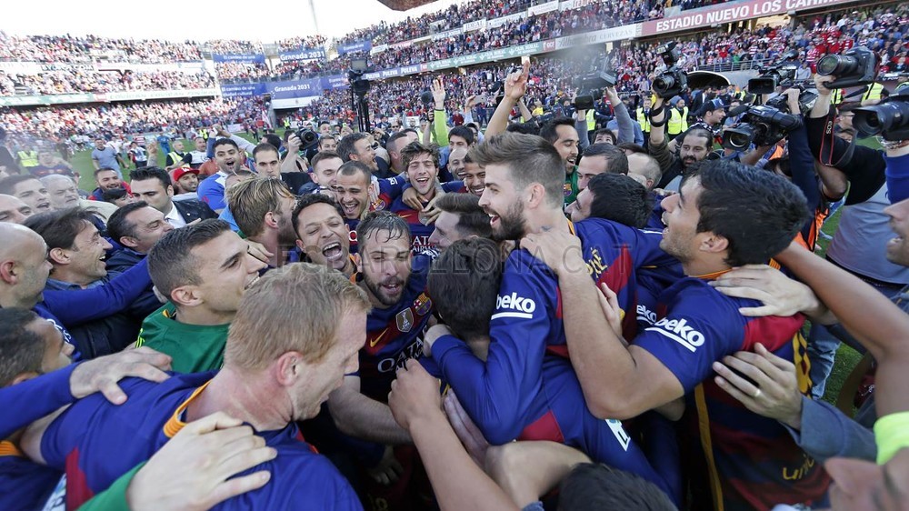 صور : احتفالات اللاعبين بلقب الليغا الرابع والعشرين 2016-05-14_GRANADA-BARCELONA_23-Optimized.v1463249676