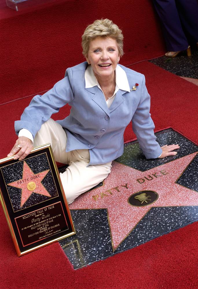 Dolly Parton - Page 7 160329-patty-duke-walk-of-fame-yh-1224p_141ece5c46ee80cae98ec7addeb8b4c5.nbcnews-ux-2880-1000