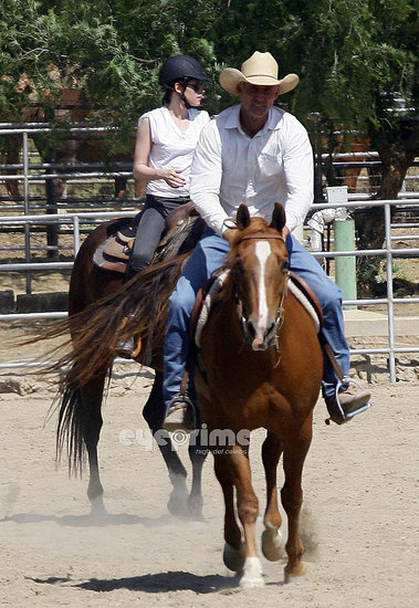 Kristen montando a caballo  57cdf39b65ef9e7c_kristen_eyeprime_031.preview