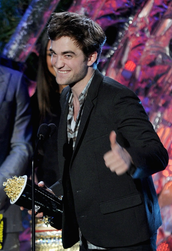 MTV MA PICS !! F6580b62b8dc202c_mtvmovieawardsrobertpattinsonMQ