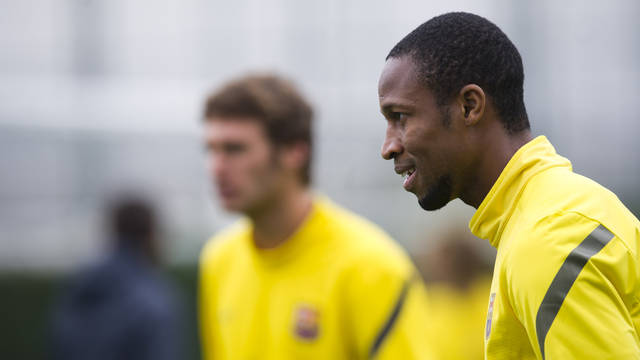  رسمياً | سيدو كيتا أول المغادرين نادي برشلونة  2011-11-15_ENTRENAMIENTO_FCB_008.v1321359551