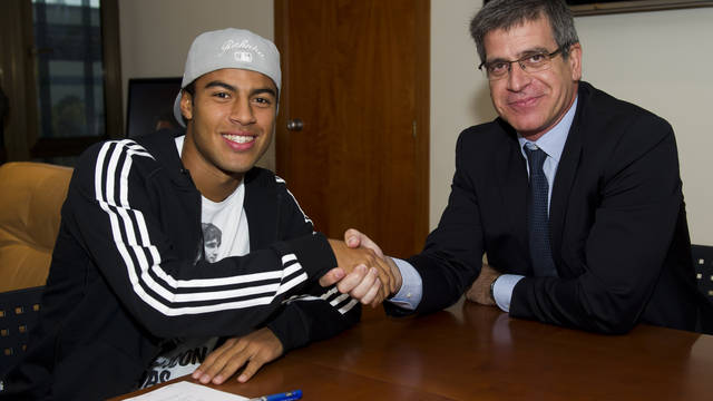 صور توقيع اللاعب رافينيا مع برشلونه  2011-11-21_FIRMA_RENOVACION_CONTRATO_RAFA_ALCANTARA_002.v1321869863