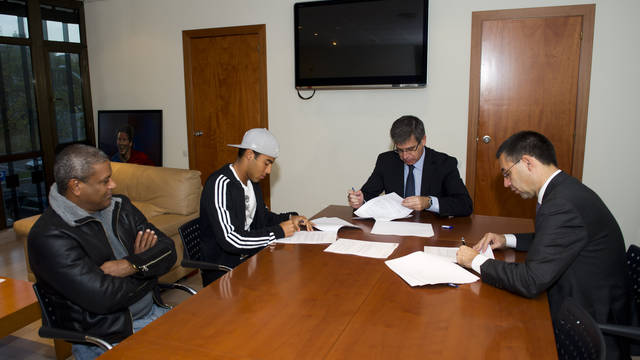 صور توقيع اللاعب رافينيا مع برشلونه  2011-11-21_FIRMA_RENOVACION_CONTRATO_RAFA_ALCANTARA_004.v1321869906