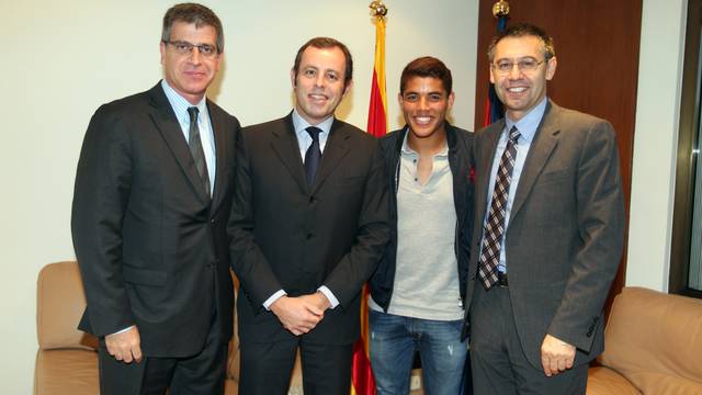 صور | تجديد عقد اللاعب جوناثان دوس سانتوس  2011-12-01_FIRMA_JONATHAN_07.v1322752351