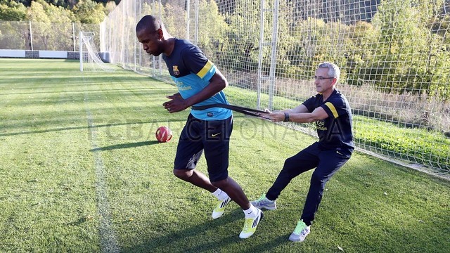  بالصور| أبيدال يداعب الكرة والعودة قريباً 2012-10-09_ABIDAL_ENTRENO_23-Optimized.v1349805800