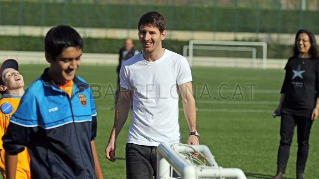 بالفيديو و الصور : ميسي مع الاطفال المصابين بأمراض خطيرة  2012-11-23_MESSI_FUNDACION_46-Optimized.v1353676338