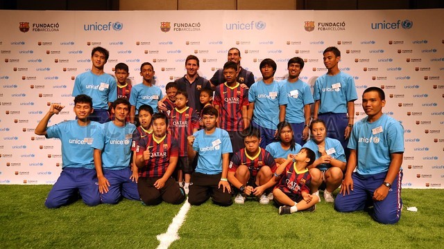 بالصور * ليونيل ميسي وبينتو سفراء اليونيسيف في بانكوك 06-08-2013 2013-08-06_FUNDACION_BANGKOK_35-Optimized.v1375785778