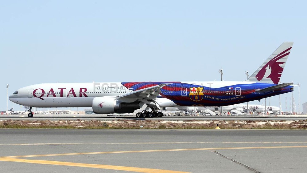 صور: طائرة الخطوط الجوية القطرية Boeing 777 بـ شعار وألوان البارسا  CX3U6506-Optimized.v1392892348