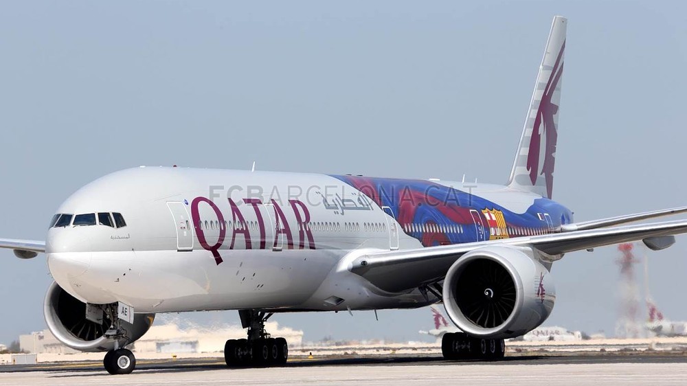 صور: طائرة الخطوط الجوية القطرية Boeing 777 بـ شعار وألوان البارسا  CX3U6599-Optimized.v1392892387