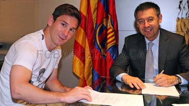 صور : تجديد ليونيل ميسي لعقده مع برشلونة  2014-05-19_FIRMA_MESSI_12_02-Optimized.v1400512659