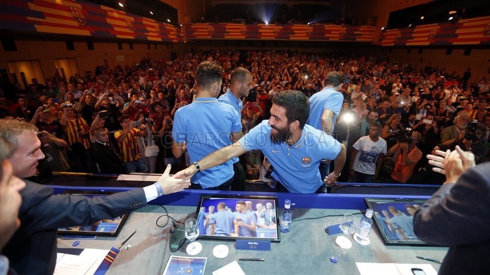 صور تقديم نجوم البارصا الجدد في قصر المؤتمرات الكونجرس 2015-08-05_JUGADORES_PENYES_13-Optimized.v1438776519