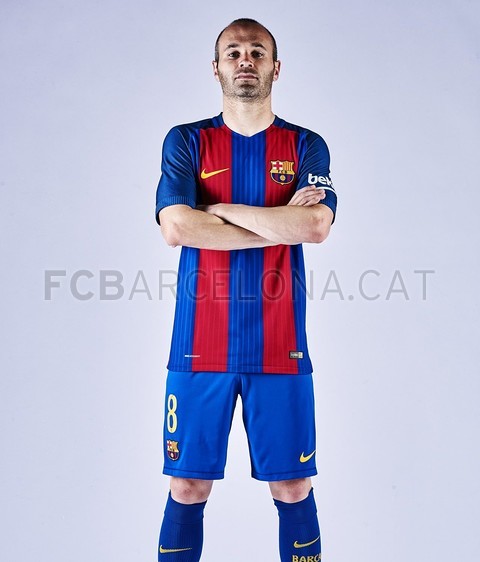 نجوم برشلونة بالقميص الجديد Iniesta_10419-Optimized.v1464592734