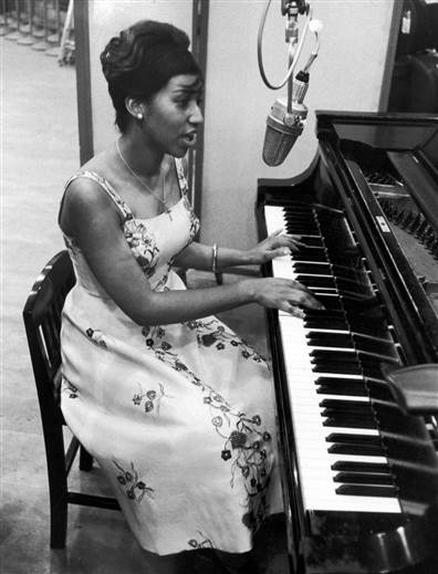 Areta Frenklin (Aretha Franklin)  Ss-101105-Aretha-Franklin-1961-piano.grid-5x2