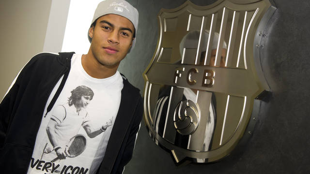 صور توقيع اللاعب رافينيا مع برشلونه  2011-11-21_FIRMA_RENOVACION_CONTRATO_RAFA_ALCANTARA_009.v1321869765