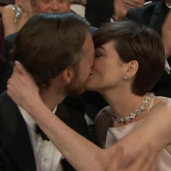 Prémios Letras - Resultados - Página 4 Anne-Hathaway-Kissing-Adam-Shulman-Oscars-GIF
