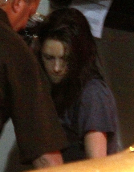 Krsiten en el set de Cosmopolis??? 94d848d657289aaf_Kristen-Stewart-Cosmpolis-Set-0708112-435x580