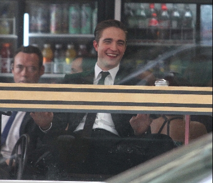 Rob en el set de Cosmópolis en Toronto 7ca220ec232f1f37_RobertPattinsonCosmopolisSetMay29th201141