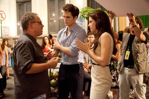 NUEVO ** ... detras de escenas de BD  82133b8861ea9998_RobertPattinsonKristenStewartBillCOndonBDBTSStill