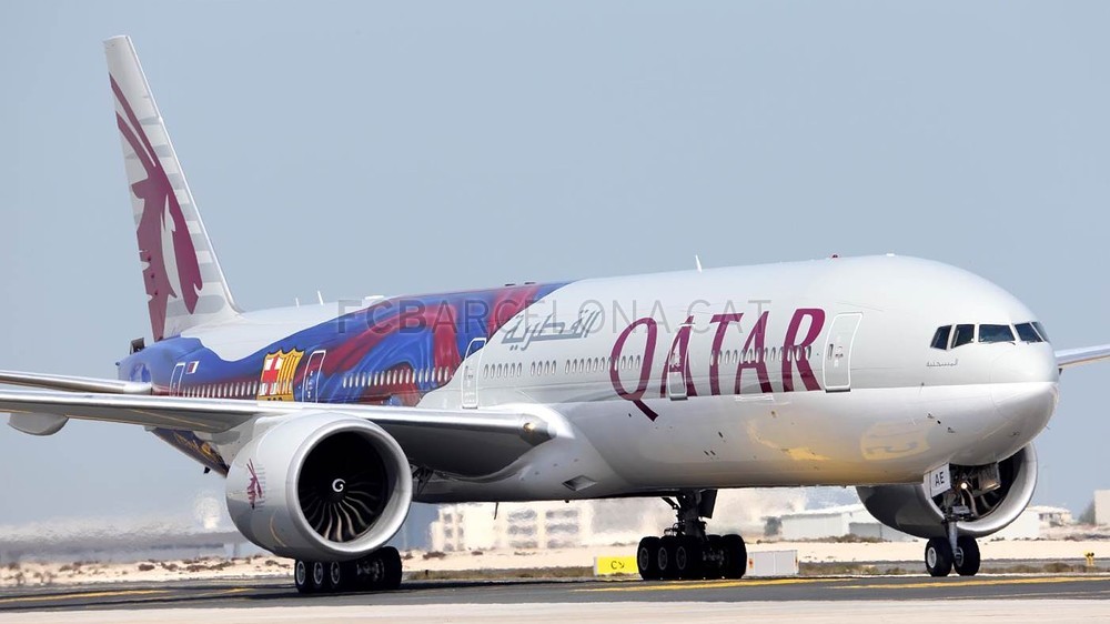 صور: طائرة الخطوط الجوية القطرية Boeing 777 بـ شعار وألوان البارسا  CX3U6581-Optimized.v1392892382